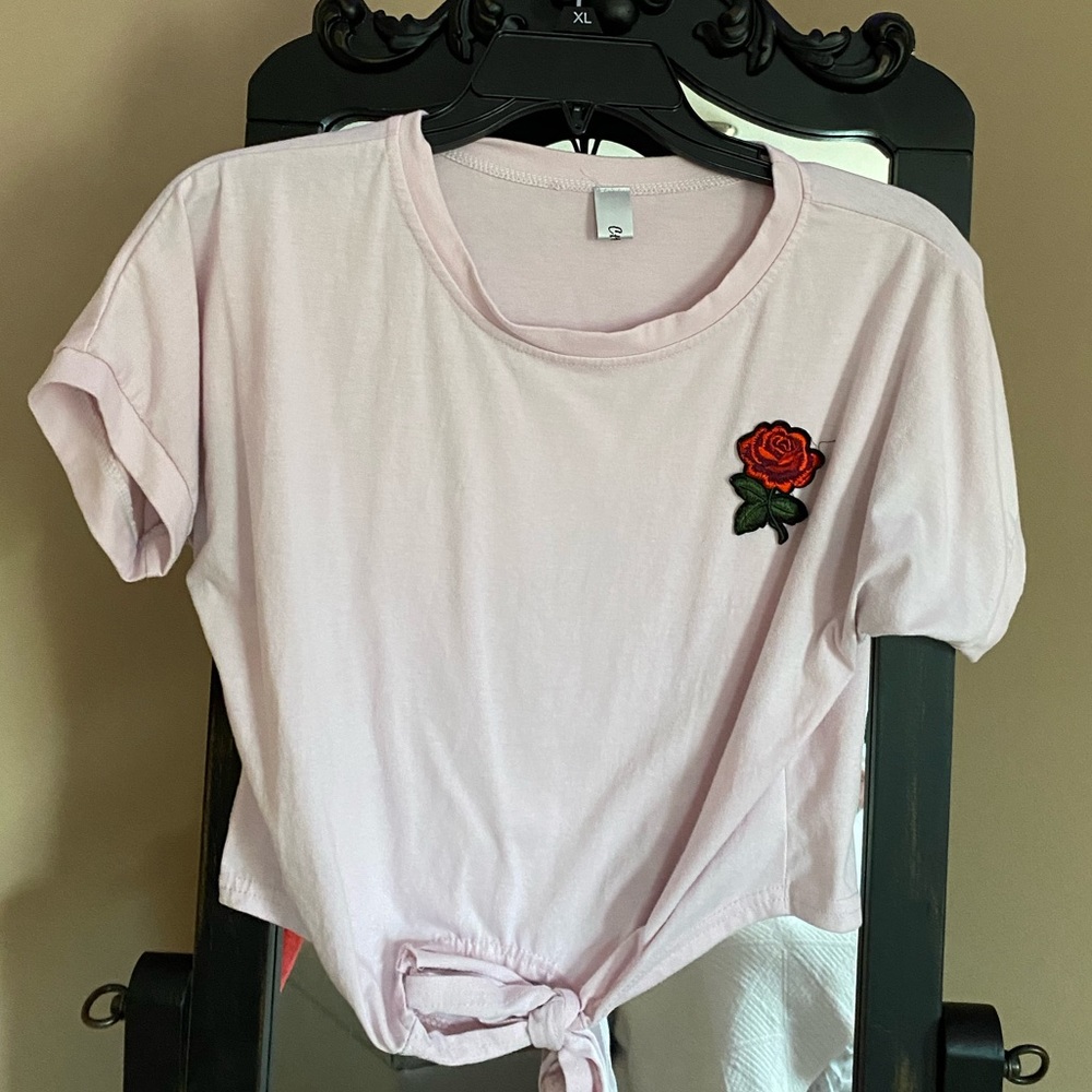 Baby pink crop top with rose patch 🌹